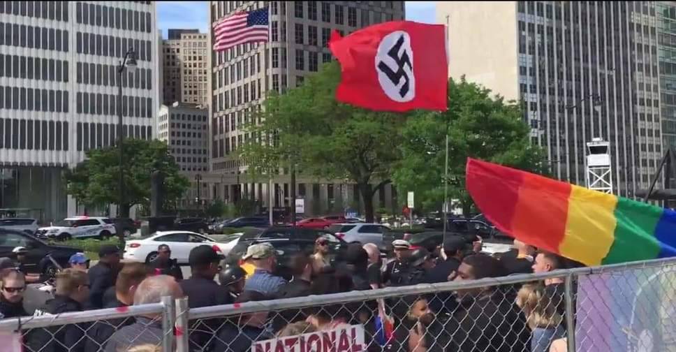 thepeoplesmanifesto: emmagoldman42:  Armed Neo-Nazis Crash Detroit Pride with Police