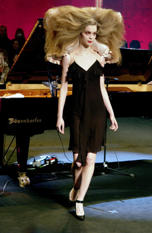 fw05 aw05 2005 pfw paris viktor rolf viktor and rolf viktor & rolf v&r vr runway catwalk model fashion kim noorda kim noorda piano piano fashion