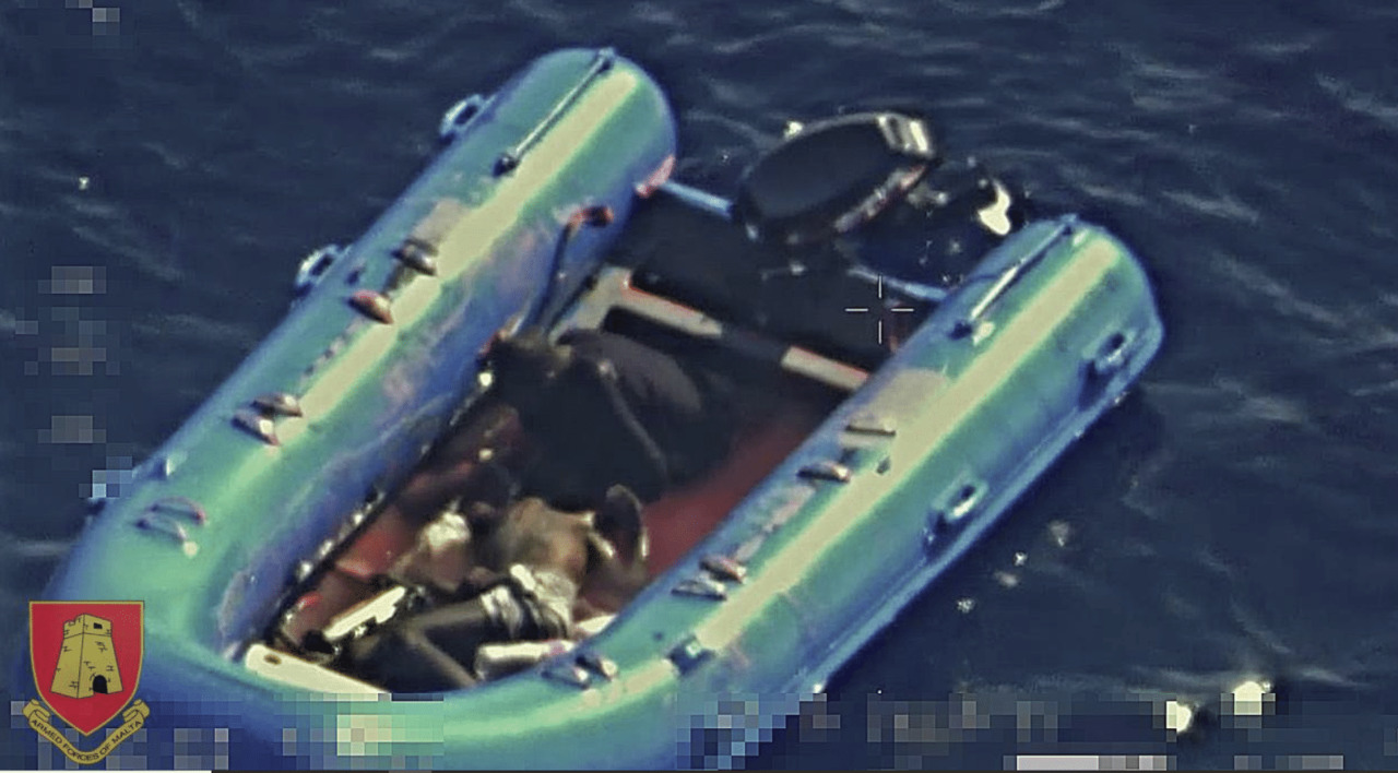 Migrante morto di stenti su un gommone: la foto shock che scuote Malta Di Veronica Di Benedetto Montaccini La foto del migrante trovato morto in un gommone in mezzo al mare sconvolge Malta. Le forze armate maltesi, dopo una missione di salvataggio in...