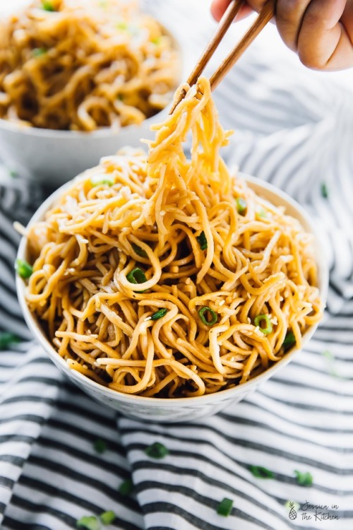 deliciousvegetarianfoods:(via 15 Minute Sesame Noodles with...