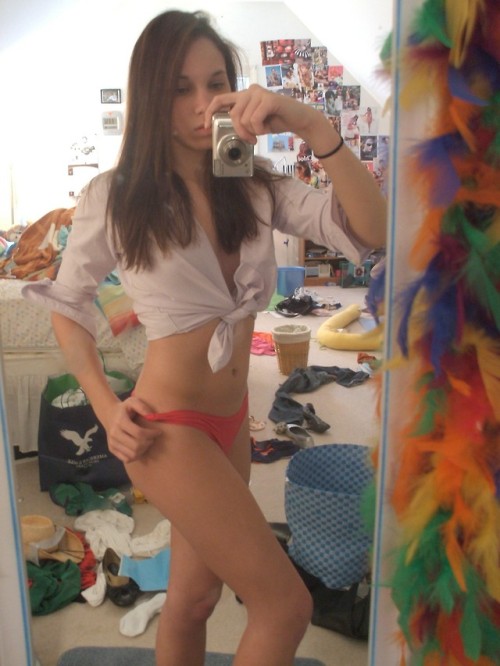 non-nude-wet-teenny:CandicePics: 69Single: Yes.Looking:...