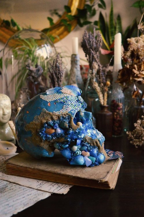 sosuperawesome:Life Size Sea Witch Skull SculpturesshopCrone...