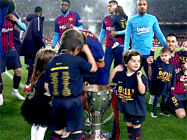 إحتفال برشلونة بلقب الدوري لموسم 2018/2019 في الكامب نو  Tumblr_pqpte2Qqls1uo4zhwo4_400