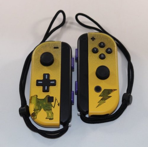 retrogamingblog:Custom Pokemon Joy-cons made by ComicControllers