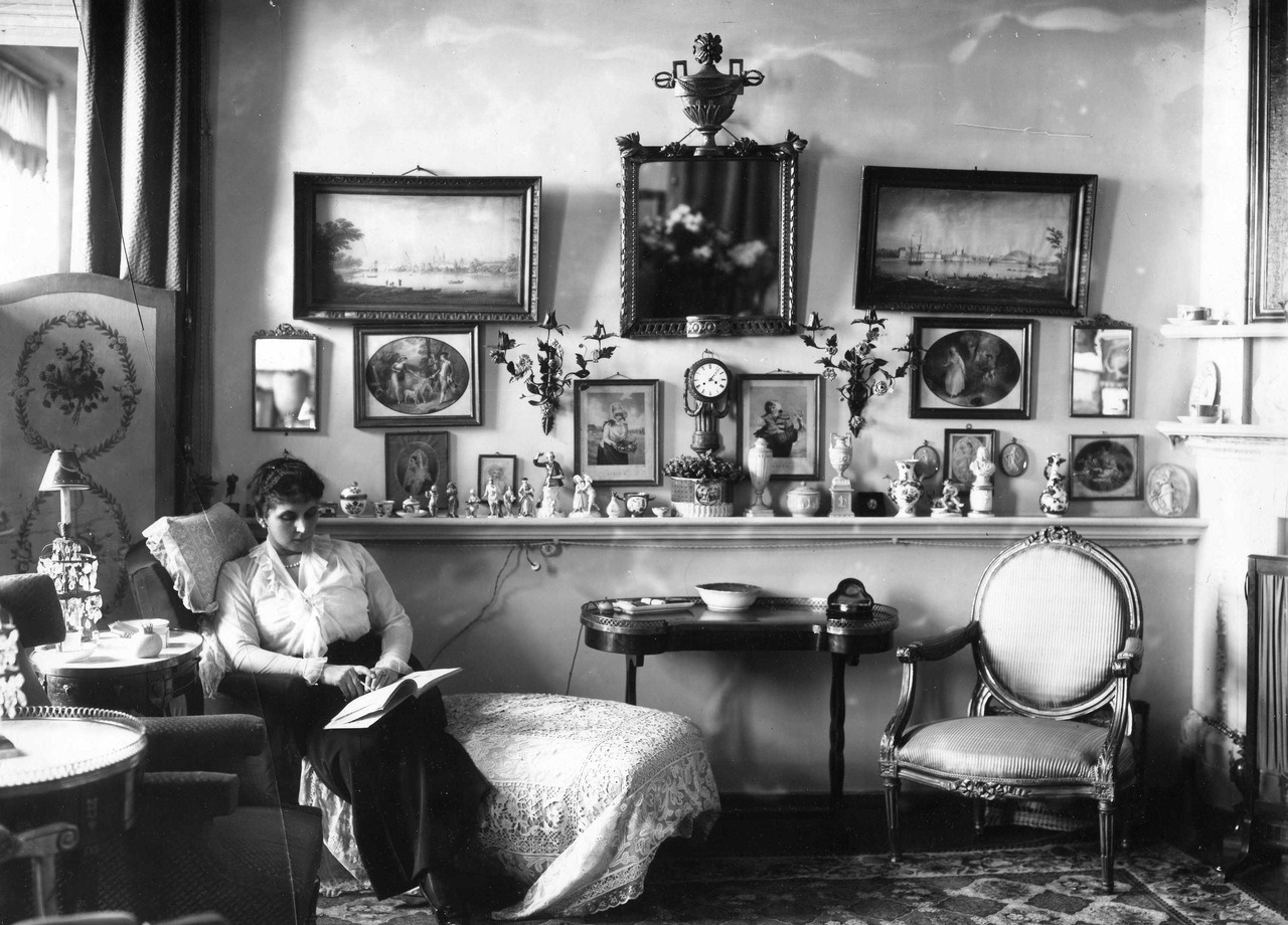 Duchess Maria Trubetskaya reading. Photograph by Karl Bulla (1914)