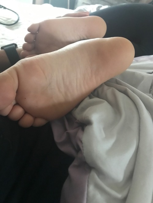 Love to lick and kiss feet