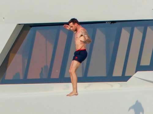 thedailypayne:Liam on a yacht with friends in Cannes, France -...