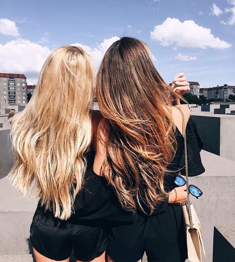 blondinka-i-bryunetka-podrugi-foto