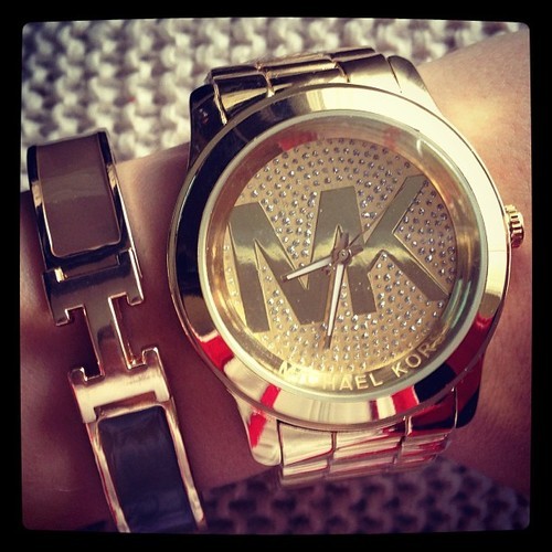 how to turn off mk watch