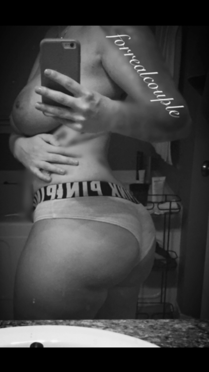 forrealcouple:sexygirlwholifts:Squat Booty Wednesday is...