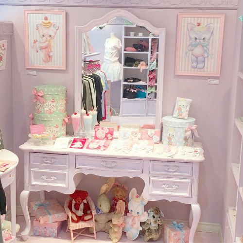 @Oh my, yes! Lolita decor!