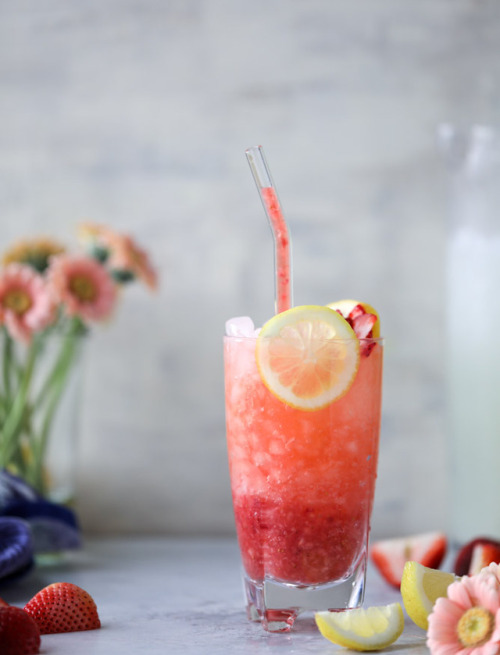 sweetoothgirl:STRAWBERRY GIN LEMONADES