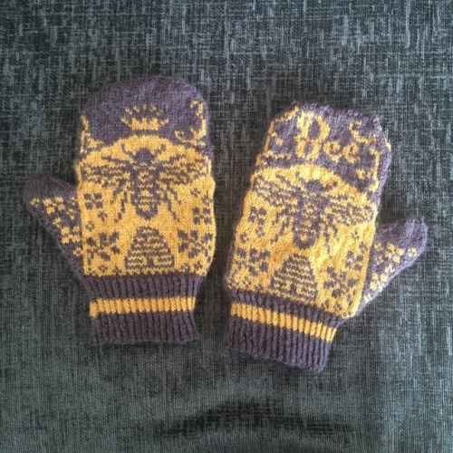 sugarknits:Bee mittens for my mum for Mother’s Day! We have...