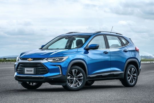 novo suv chevrolet tracker azul visto de frente em uma pista de corrida