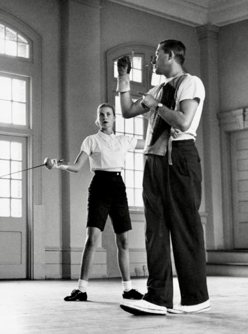 summers-in-hollywood:Grace Kelly rehearsing a fencing scene on...