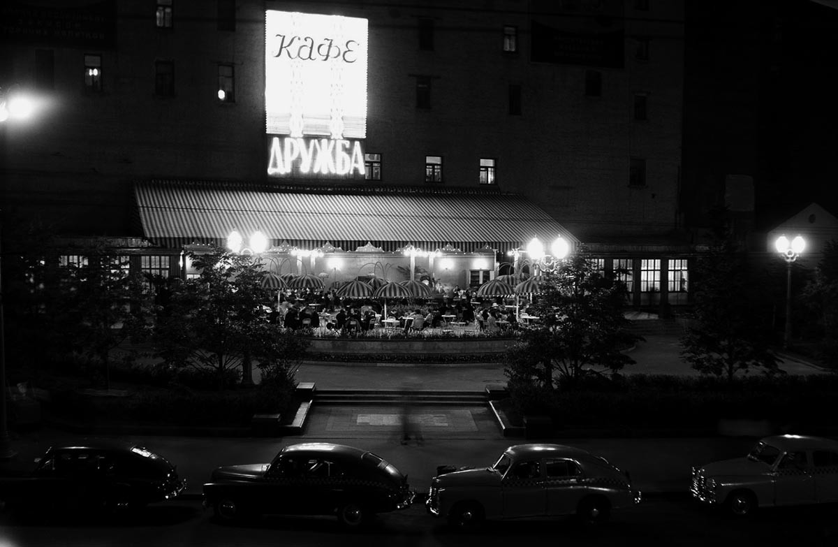 Druzhba cafe (”Friendship”) in Moscow. Photo by Semyon Fridlyand, 1950s.