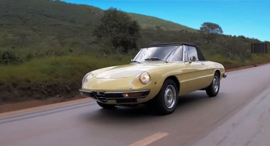 alfa romeo spider 1972 amarela na estrada