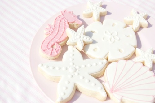 sapphicshimmers:‘Beach Baby Party’ sugar cookies and meringues...