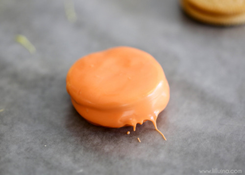 sweetoothgirl:Pumpkin Oreos