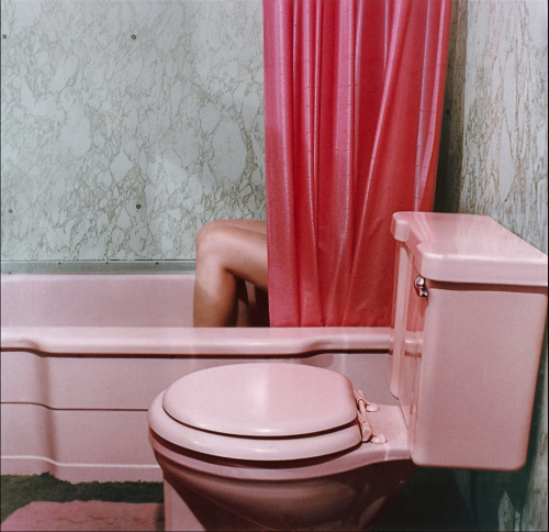 romantisme-pornographique:Sandy Skoglund, Knees in Tub,...