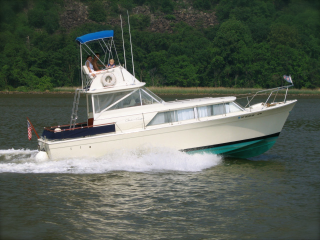 The Chris-Craft Commander — 31ft Chris-Craft Commander FXA-31 Express...