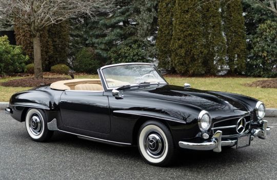 Mercedes Benz 190 SL 1959 preto conversível visto de frente: modelo foi colocado à venda em leilão de carros antigos de Amelia Island 2020