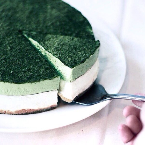 Matcha Green Tea Layer Cake. A stunner of a dessert. Here’s how to make it: http://snip.ly/z97ar