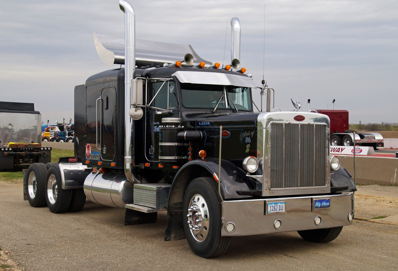 Semitrckn — 1986 Peterbilt Custom 359