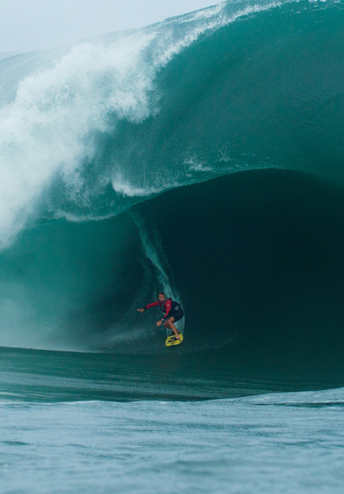 fabforgottennobility:Alex Gray, Teahupoo. Photo: Todd Glaser