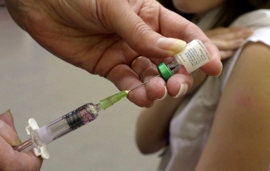 Porn sephezade:  Officials in anti-vaccination photos