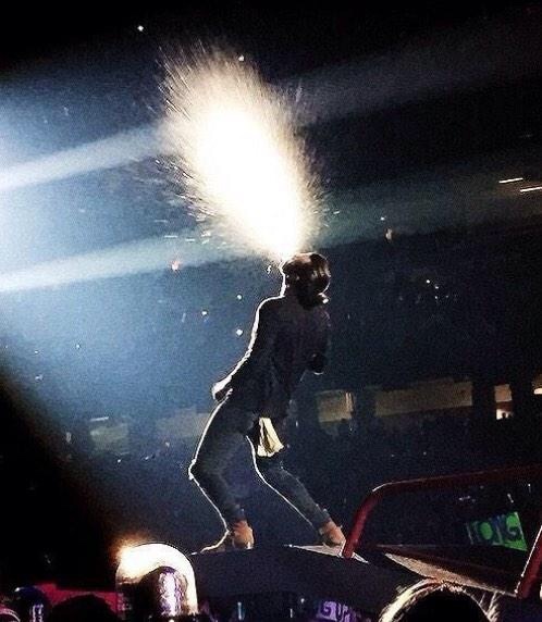 harry styles spitting water | Tumblr