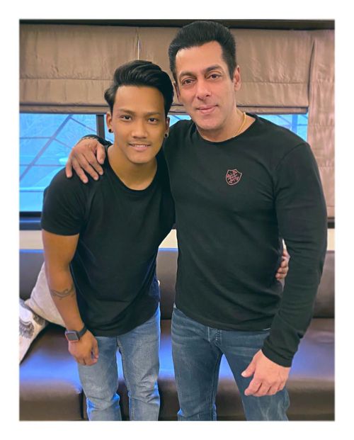 „★ DASHING …… Salman Khan cu Saajan Singh la Galaxy Apartment (27 decembrie 2019)! “