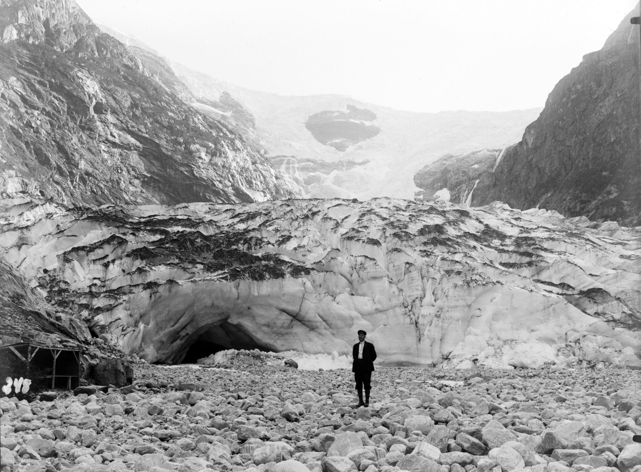 One man and the glacier
1910
Source: Fylkesarkivet i Sogn og Fjordane