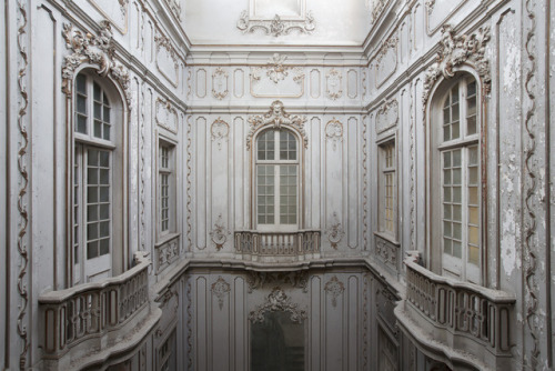 andantegrazioso:Portugal palace looking for an owner | Sean...