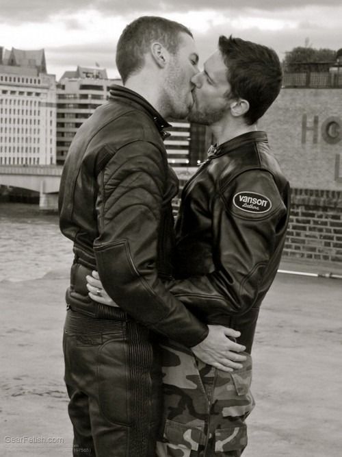 leather leathermen leathermenkissing sexy kink olbkink