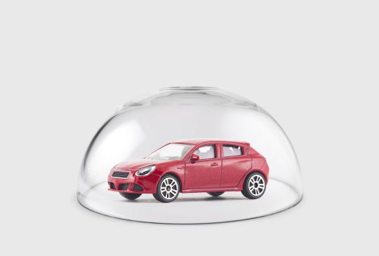 carro vermelho dentro de uma bolha, indicando seguro de carro