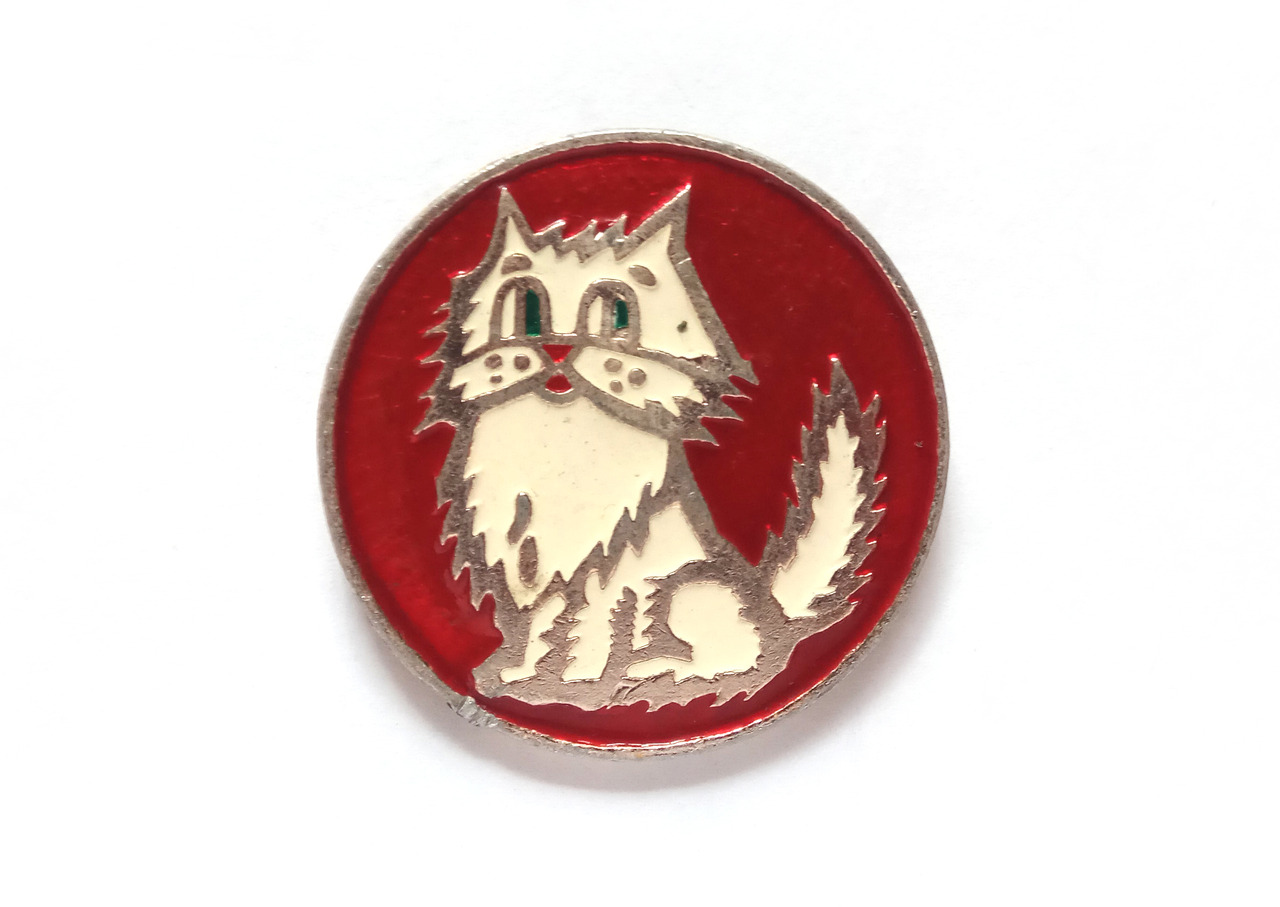 White cat vintage enamel pin