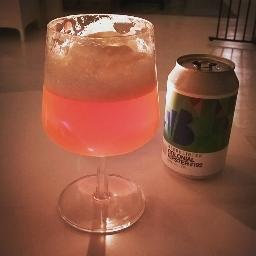 Grattis alla pappor! Farsdagen till ära avnjuter jag en Colonial Hipster från @beerbliotek - riktigt bra öl! Välbalanserad smak och mycket härlig och fruktig humle doft #beer #ipa #haze