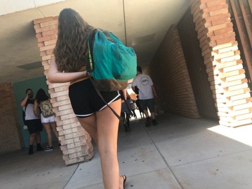 best-highschool-candids:This girl is amazingly thick