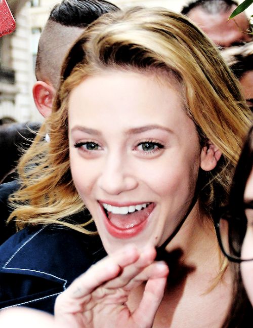 sprouseharts:Lili Reinhart leaves her hotel to attend RiverCon...