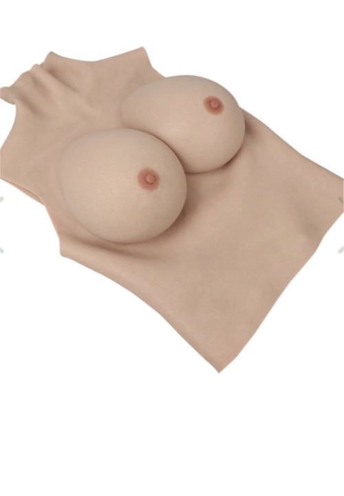 lacklatexpvcsissy:femalemask:Silicone breastsowas bleibt für...