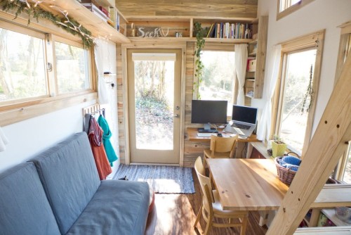 fuckyeahawesomehouses:Tiny Rolling House