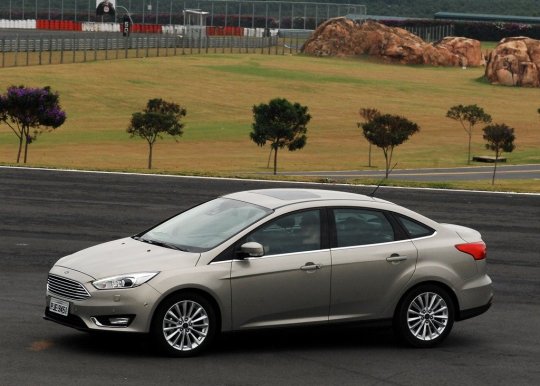 ford focus fastback titanium plus cinza visto de frente