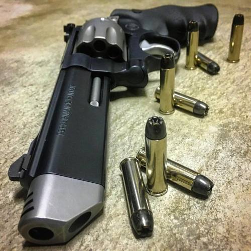 Via @illmanneredgunrunner707・・・Smith & Wesson 627 V-Comp 8...