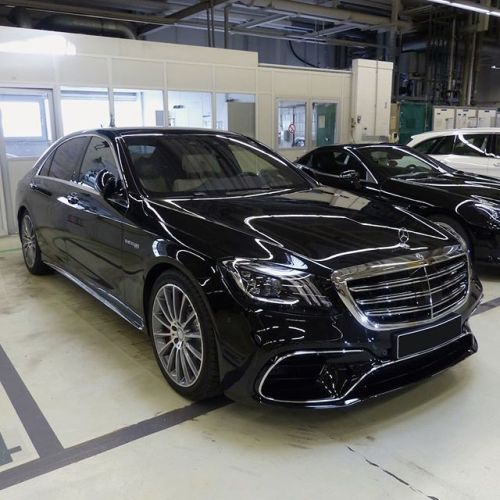 [Kraftstoffverbrauch kombiniert: 11,2 l/100 km | CO₂-Emissionen kombiniert: 255 g/km | mb4.me/RechtlicherHinweis | Mercedes-AMG...