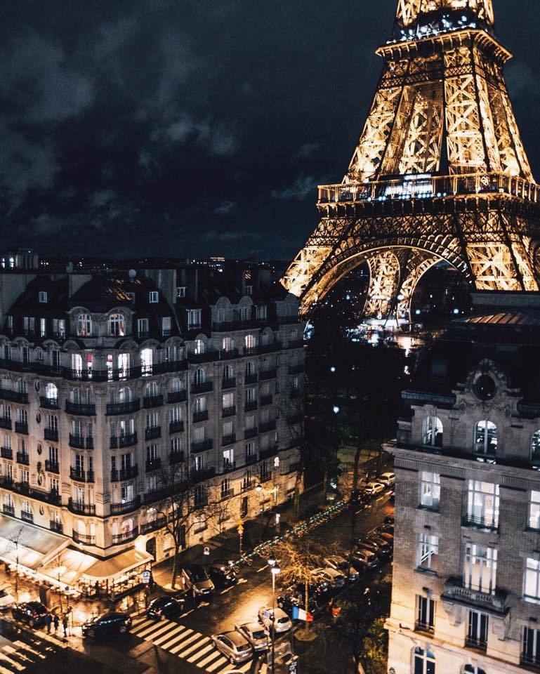 パリの夜の街並み