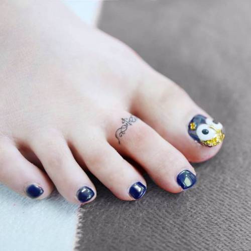 By Banul, done in Seoul. http://ttoo.co/p/26976 band;banul;micro;ornamental;toe;facebook;twitter;minimalist;ring;other