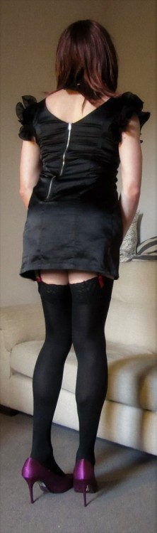 ricdog19:emmascd:black satin dressI LOVE A BLACK SATIN...