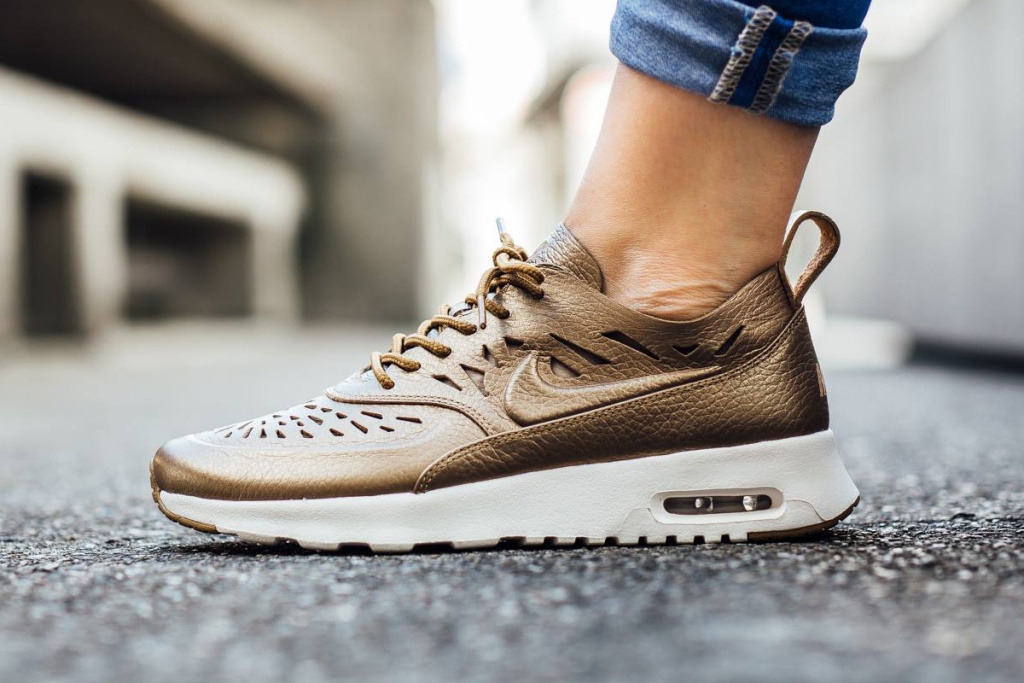 gold nike thea