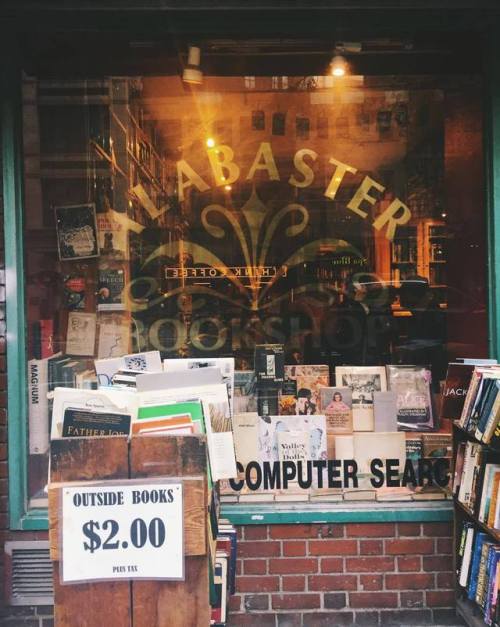 whilereadingandwalking:Alabaster Bookshop is smaller, more...